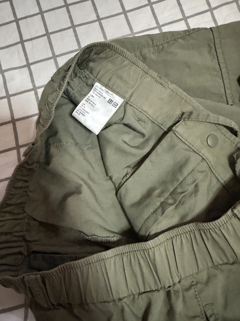 Uniqlo Unisex Cargo Pants (Category: Joggers) located in Manila. Submitted by pinkyswearshop2.0 (Listing ID 1464815726, Image 3). Description: .
