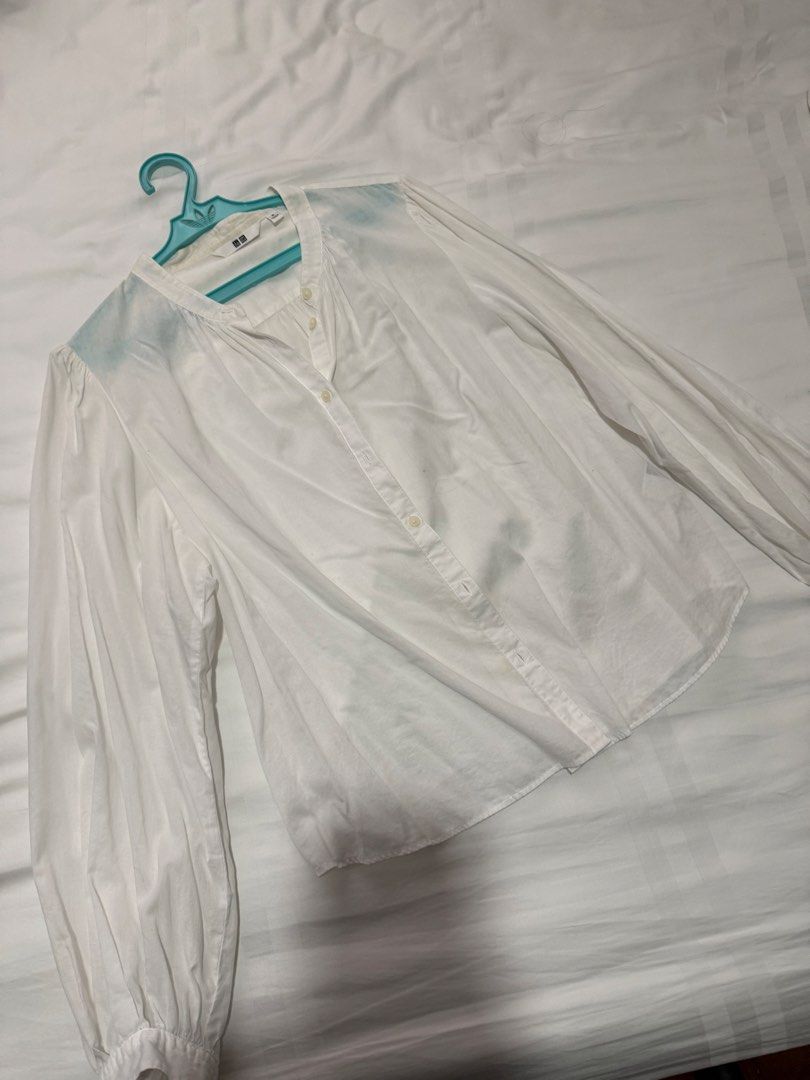 Uniqlo White Long Sleeve Button Up Blouse (Category: Longsleeves) located in Quezon City. Submitted by jessyda (Listing ID 1464825345, Image 1). Description: - Brand: Uniqlo - Size: M - Color: White - Style: Long balloon sleeves, button-up front, mandarin collar - Fabric: Lightweight RFS: Decluttering.