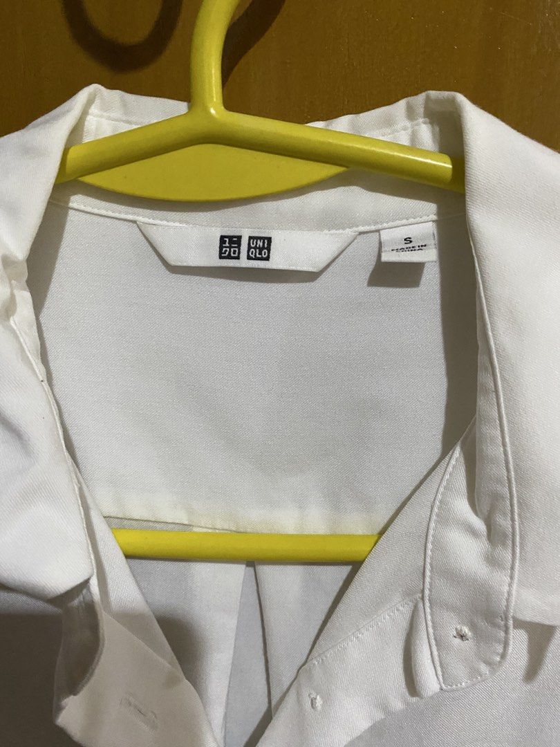 Uniqlo White Long Sleeve Button-Down Blouse Size S (Category: Longsleeves) located in Antipolo. Submitted by jl_2025 (Listing ID 1464874094, Image 1). Description: - Brand: Uniqlo - Item: White long-sleeve button-down shirt - Size: S - Details: Classic collar, front button closure, buttoned cuffs - Condition: Crisp white fabric - Style: Versatile everyday piece for office or casual wear Issue: a bit yellow on the photo because its stuck in the ca