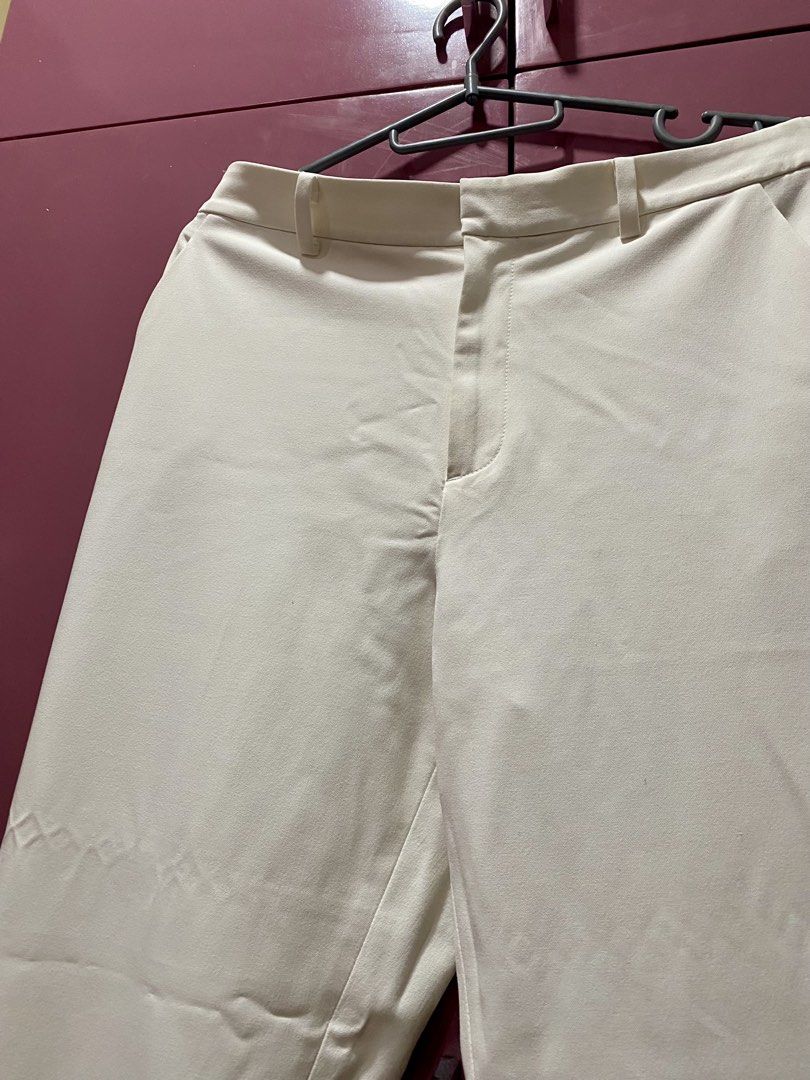 Uniqlo White Pants Size L (Category: Trousers) located in Quezon City. Submitted by buysome.getsome (Listing ID 1464821231, Image 2). Description: - Brand: Uniqlo - Color: white - Size: L.