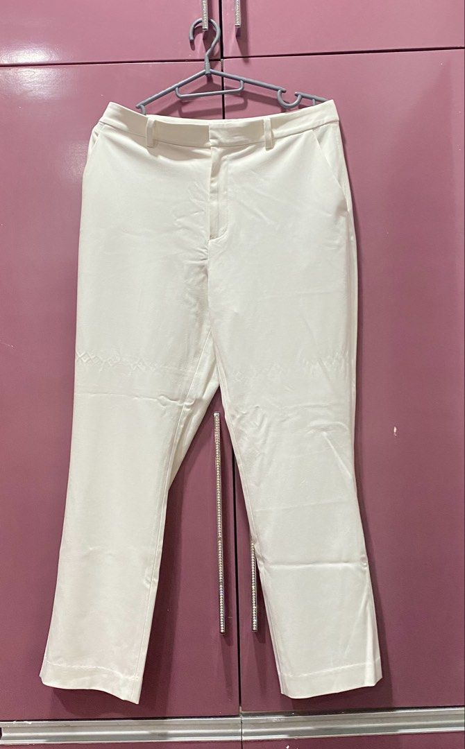 Uniqlo White Pants Size L (Category: Trousers) located in Quezon City. Submitted by buysome.getsome (Listing ID 1464821231, Image 1). Description: - Brand: Uniqlo - Color: white - Size: L.