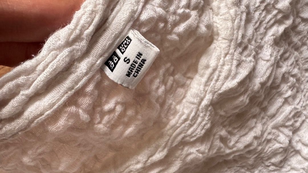 Uniqlo white top (Category: Blouses) located in Pasay City. Submitted by mksn.04 (Listing ID 1464801144, Image 2). Description: No issue.