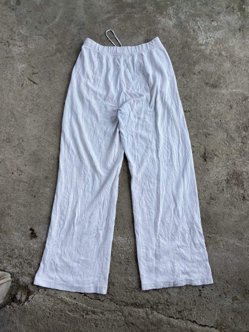 Uniqlo wide-leg lounge pants (Category: Other Bottoms) located in Cavite. Submitted by abasolo_jv (Listing ID 1464799231, Image 2). Description: Good Condition no Issue 10/10 color rate need wash fresh from bale 28-34x40 Dimes 12 Leg open .