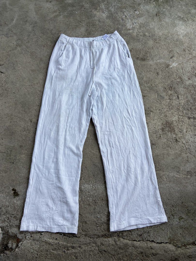 Uniqlo wide-leg lounge pants (Category: Other Bottoms) located in Cavite. Submitted by abasolo_jv (Listing ID 1464799231, Image 1). Description: Good Condition no Issue 10/10 color rate need wash fresh from bale 28-34x40 Dimes 12 Leg open .