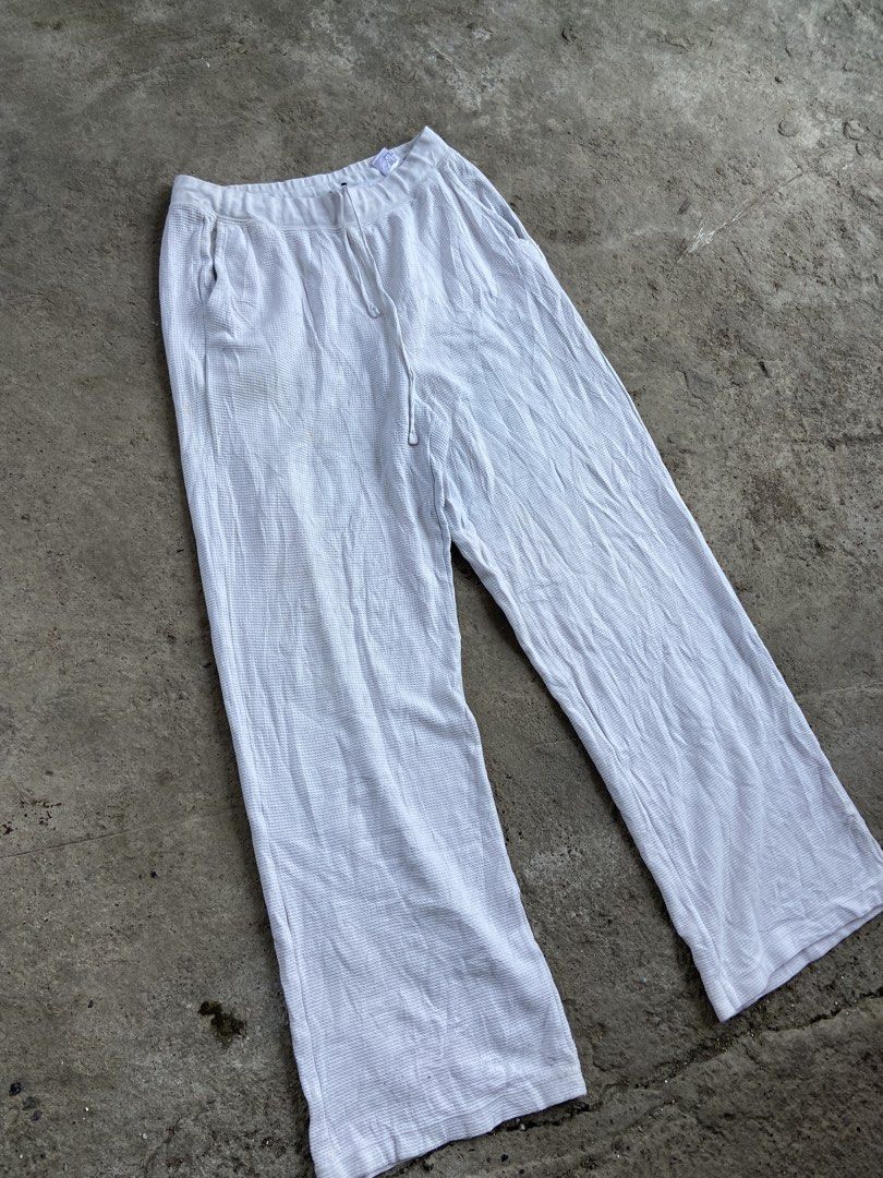 Uniqlo wide-leg lounge pants (Category: Other Bottoms) located in Cavite. Submitted by abasolo_jv (Listing ID 1464799231, Image 3). Description: Good Condition no Issue 10/10 color rate need wash fresh from bale 28-34x40 Dimes 12 Leg open .