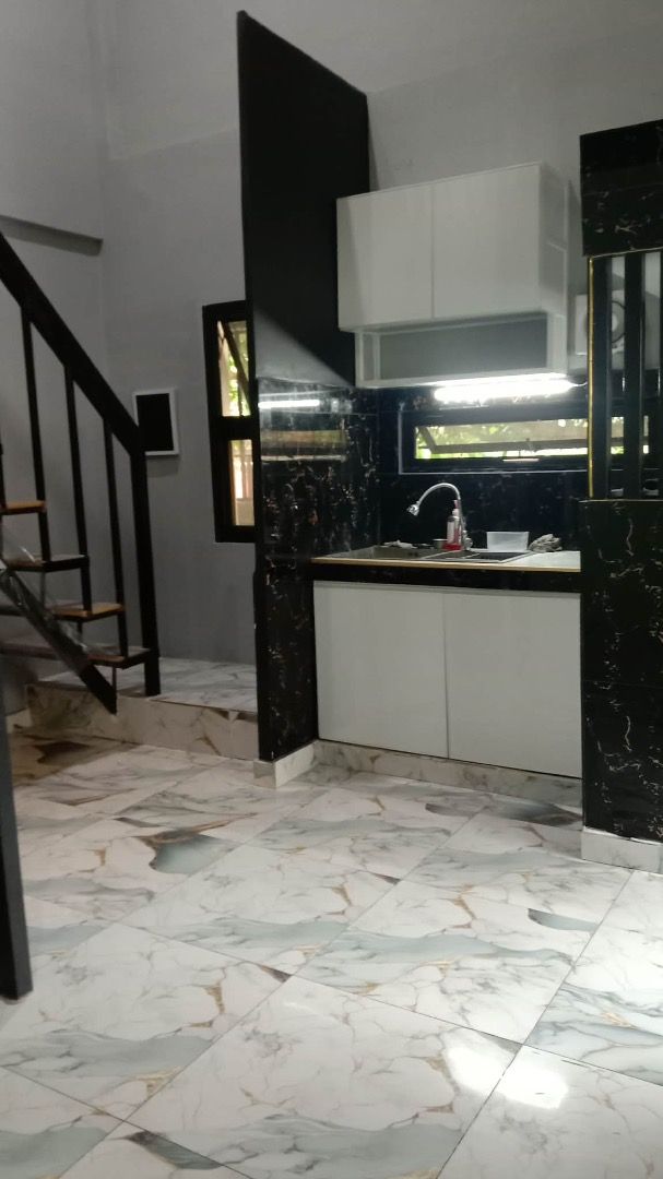 UNIT 1 – LOFT-TYPE APARTMENT PARA SA UPAHAN (Category: Apartments & Condos) located in Siniloan. Submitted by erica.86 (Listing ID 1464894792, Image 2). Description: 🏠 UNIT 1 – LOFT-TYPE APARTMENT PARA SA UPAHAN ✨ May Maliit na Balcony ✨ 🛏️ Loft Deck na Kwarto 🛋️ Sala / Kwarto 🍳 Kusina 🚿 1 Toilet at Banyo 🌿 Maliit na Balcony 🚗 May Temporary Parking Space 👨‍👩‍👧‍👦 Hanggang 4 na Tao Lamang 💰 ₱8,000 bawat buwan 📋 Mga Kondisyon sa Pag-upa