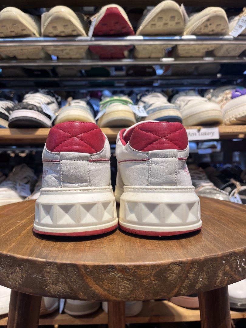 VALENTINO 26.5cm (Category: Casual Shoes) located in Baguio. Submitted by shoelux (Listing ID 1464841817, Image 3). Description: .