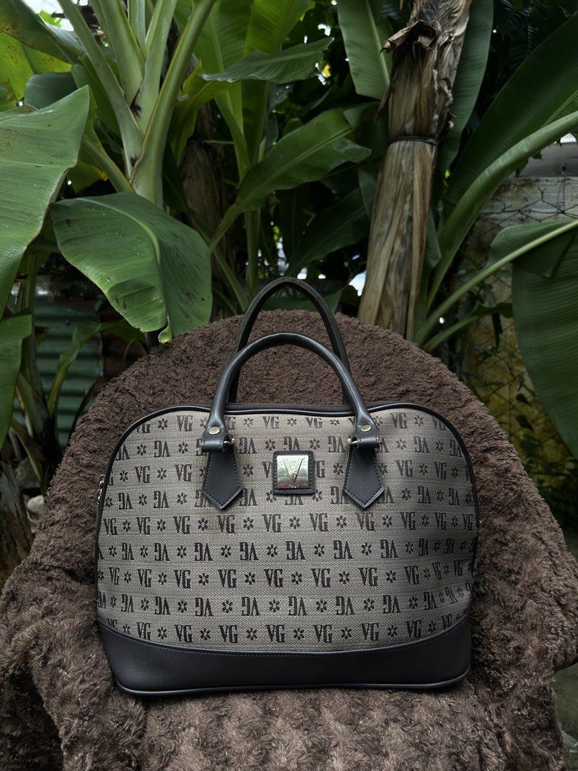 Valentino Ghiberty Handbag (Category: Shoulder Bags) located in Naga. Submitted by helloitsk20594 (Listing ID 1464815540, Image 1). Description: 🏷️ 𝙈𝙄𝙉𝙀: ₱450 𝑪𝒐𝒏𝒅𝒊𝒕𝒊𝒐𝒏: 10/10 condition 𝙄𝙨𝙨𝙪𝙚/𝙨: none 𝘿𝙞𝙢𝙚𝙣𝙨𝙞𝙤𝙣𝙨: 10 x 15 inches ————𝗠𝗨𝗦𝗧 𝗥𝗘𝗔𝗗!———— 📌𝙋𝙡𝙚𝙖𝙨𝙚 𝙧𝙚𝙡𝙮 𝙤𝙣 𝙩𝙖𝙜𝙨 𝙤𝙧 𝙙𝙤 𝙮𝙤𝙪 𝙤𝙬𝙣 𝙧𝙚𝙨𝙚𝙖𝙧𝙘𝙝 📌𝘼𝙪𝙩𝙝𝙚𝙣𝙩𝙞𝙘𝙞𝙩𝙮 𝙣𝙤𝙩 𝙨𝙩𝙖𝙩𝙚𝙙 𝙩𝙤 𝙖𝙫𝙤𝙞𝙙 𝙢𝙞𝙨𝙞𝙣𝙛𝙤𝙧𝙢𝙖𝙩𝙞