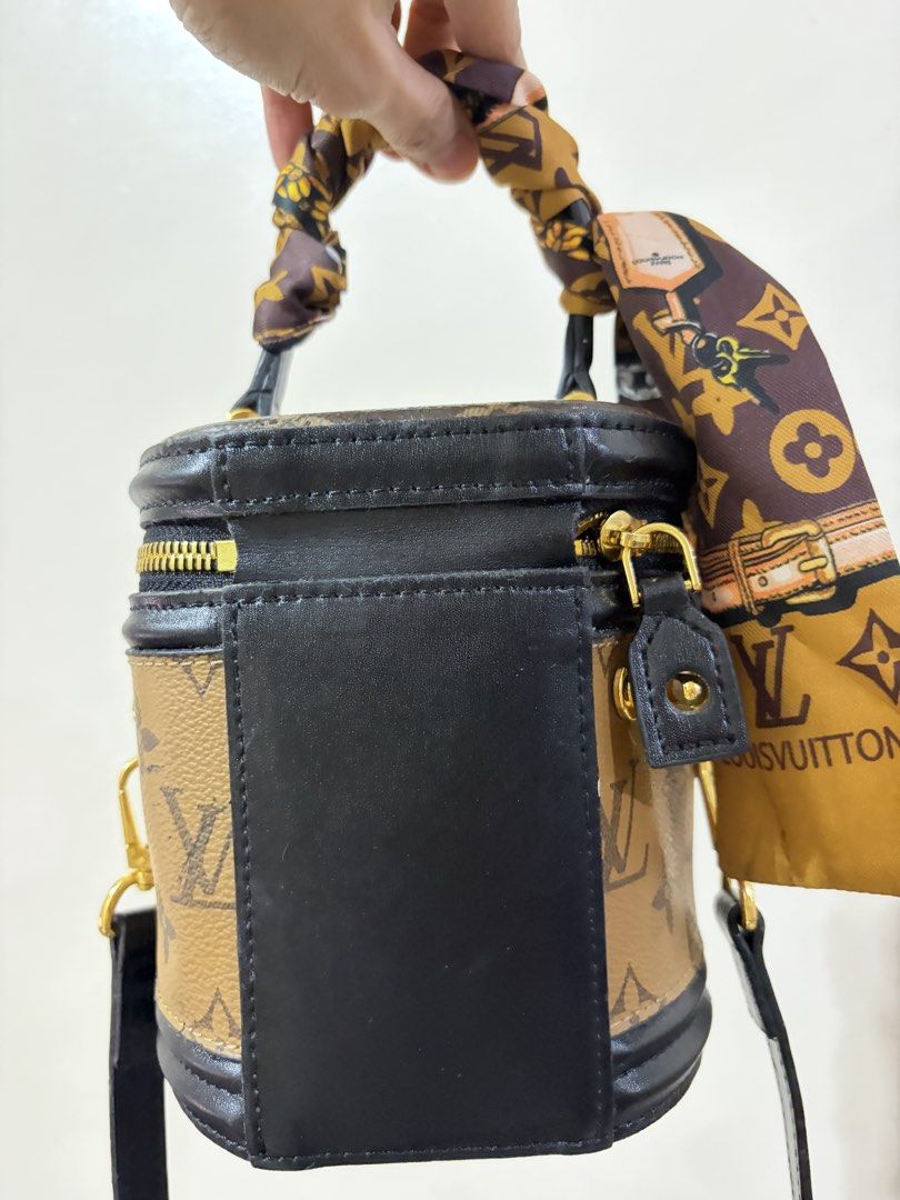 vanity bag (Category: Purses & Pouches) located in Balanga. Submitted by neri_declutters (Listing ID 1464810433, Image 3). Description: 📍Location: Balanga Bataan 🏍️Delivery Options: J&T, and LBC 💵Mode of Payment: Gcash, Bank Transfer (Payment First Basis) ❌No cancellation of order/s #PrelovedBags #PrelovedBag #PrelovedPH #PrelovedBagsPH #BrandedPreloved ThriftFinds UkayFinds UkayPH SecondHandStyle Note: Kindly manage your expectations because 