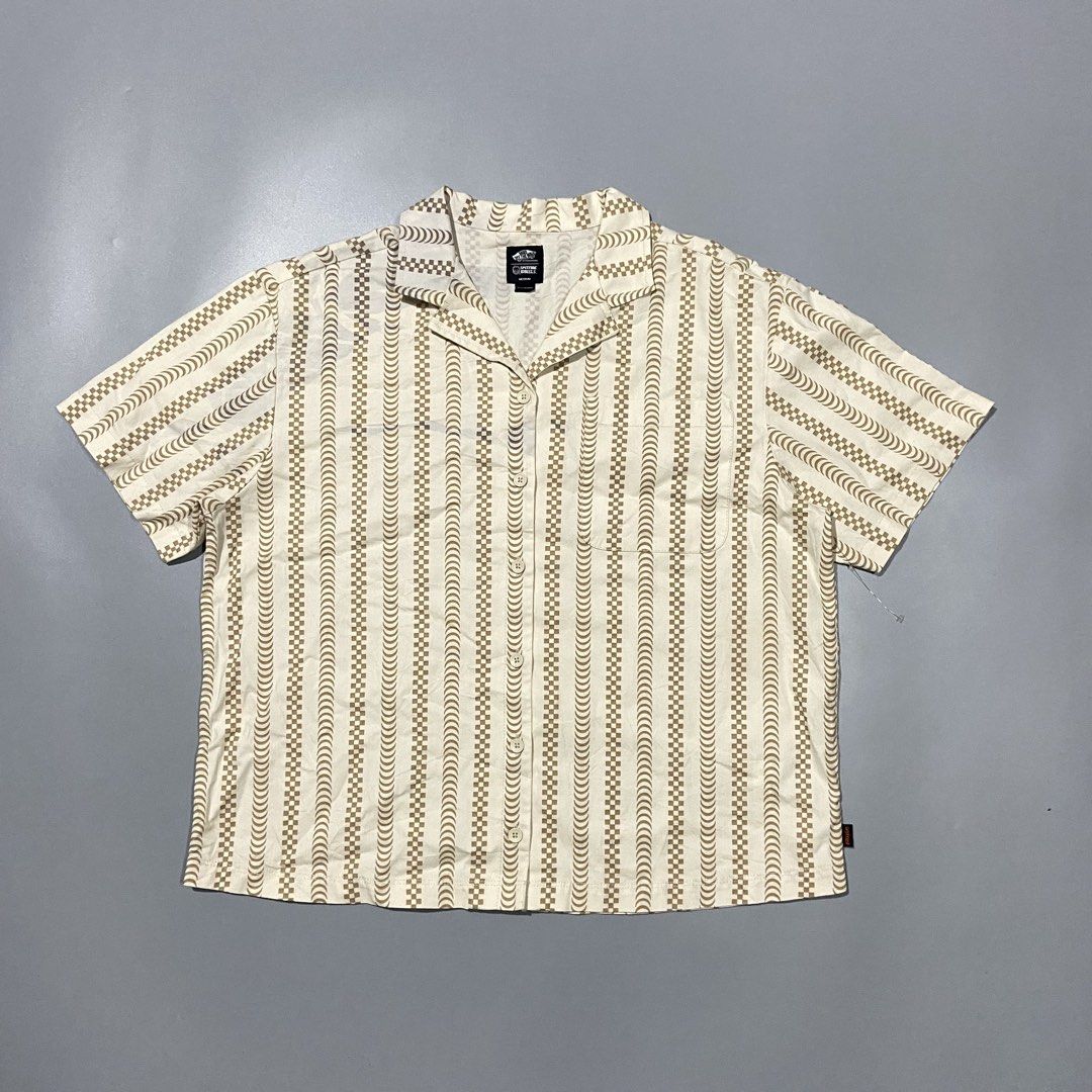 Vans x Spitfire Wheels Relaxed Crop Polo (Category: Tshirts & Polo Shirts ) located in Cebu City. Submitted by johngregmoldez03 (Listing ID 1464773466, Image 1). Description: Vans x Spitfire Wheels Relaxed Crop Polo Authentic Size: Medium on tag Dimension: 23.5 Width / 26 Length Color Rate: 10/10 Excellent to New - Need Wash Pm📩.