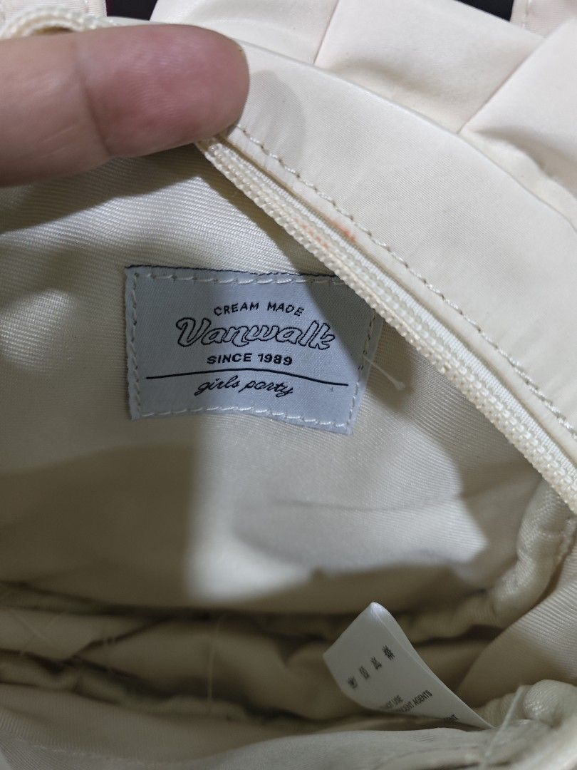 Vanwlak hand/sling bag (Category: Cross-body Bags) located in Pili. Submitted by zaneombao03491 (Listing ID 1464896711, Image 3). Description: .