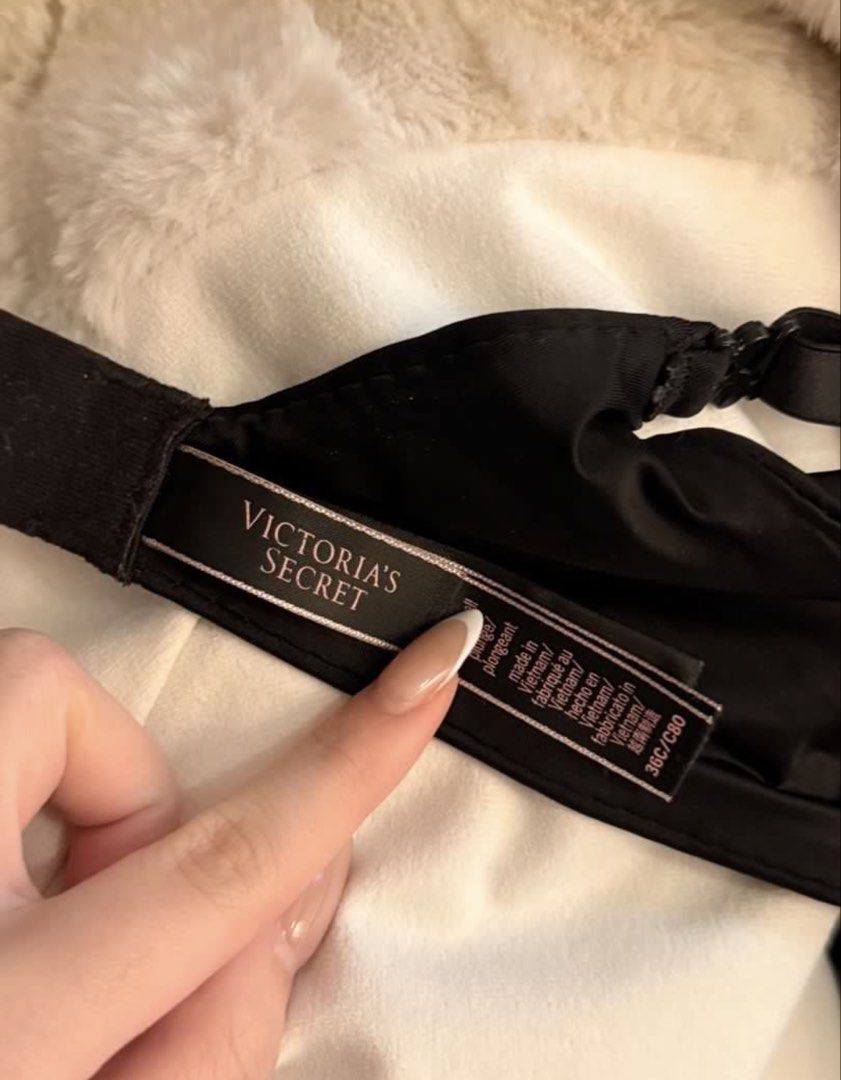 Victoria’s Secret Bombshell Plunge Push-up (Category: Undergarments & Loungewear) located in Manila. Submitted by prelovedbyjana (Listing ID 1464819248, Image 2). Description: Size 36C / C80 Bnew no tag Rfs: pasalubong from states and wrong size (im cup B) Dm for more pics & details Comes w paper bag .