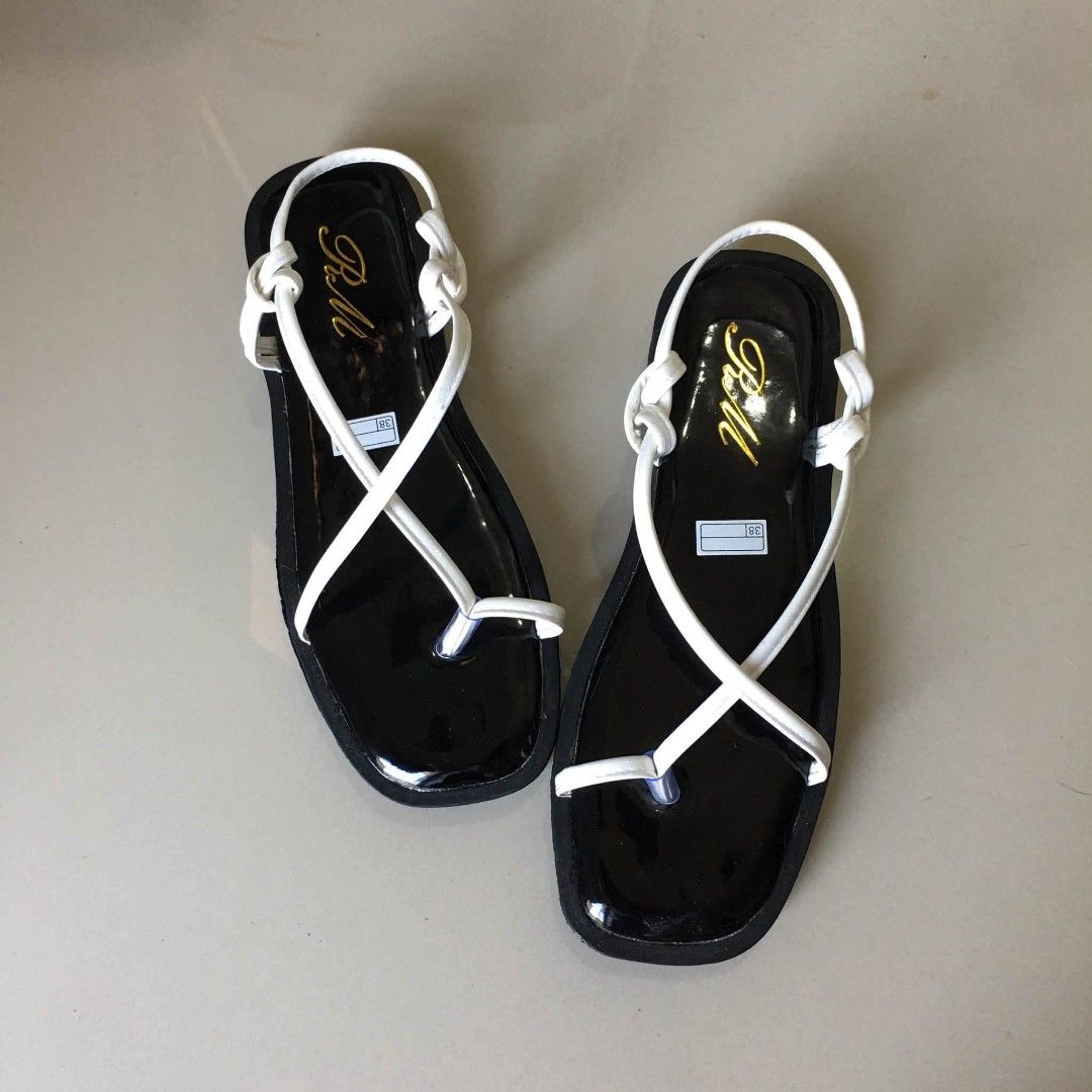 Vietnam sandals (Category: Flats & Sandals) located in Subic. Submitted by ayvee.ph (Listing ID 1464775331, Image 2). Description: Vietnam sandals Very pretttyy!!!!!! Rfs: Maluwag skn An inch heel Malambot sa paa 🙂 No inclusion Good as bnew Never pa nagamit kkaorder lng No flaws Size: 8 24cm for slim feet Price: 500 📍Olongapo / Subic 🚛Reg J&T door to door del.