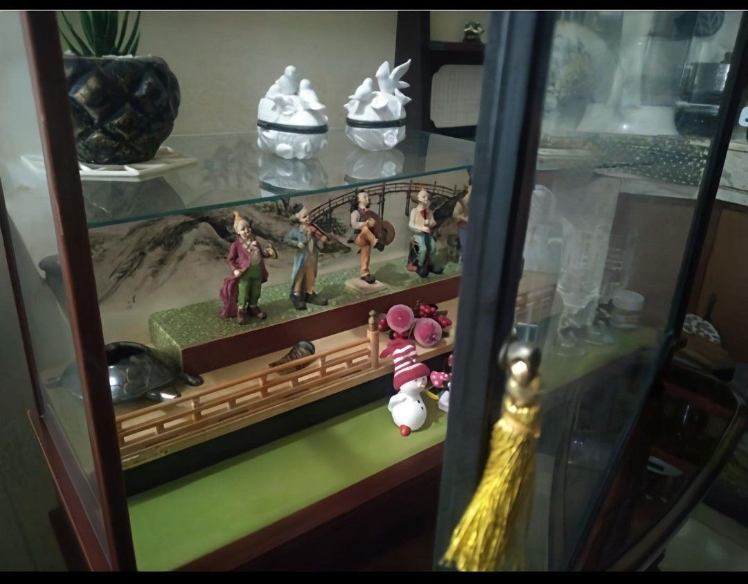 Vintage Music Displayer for Reseller's Price Drop (Category: Vintage Collectibles) located in Bulacan. Submitted by mitchikoscollection (Listing ID 1464816626, Image 3). Description: ‼️PLEASE READ , 499 with Minimum Purchase of Worth 2,500‼️ For BUNDLE PRICE only‼️ 🩷‼️For Lalamove only 🩷 Last Price Posted‼️🩷 In good working condition , with normal sign of usage but still presentable .. NO Major Issues !.. RARE, VINTAGE Collectible .. Authentic