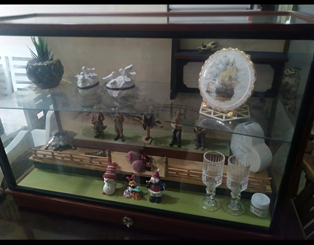 Vintage Music Displayer for Reseller's Price Drop (Category: Vintage Collectibles) located in Bulacan. Submitted by mitchikoscollection (Listing ID 1464816626, Image 2). Description: ‼️PLEASE READ , 499 with Minimum Purchase of Worth 2,500‼️ For BUNDLE PRICE only‼️ 🩷‼️For Lalamove only 🩷 Last Price Posted‼️🩷 In good working condition , with normal sign of usage but still presentable .. NO Major Issues !.. RARE, VINTAGE Collectible .. Authentic