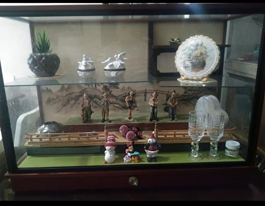 Vintage Music Displayer for Reseller's Price Drop (Category: Vintage Collectibles) located in Bulacan. Submitted by mitchikoscollection (Listing ID 1464816626, Image 1). Description: ‼️PLEASE READ , 499 with Minimum Purchase of Worth 2,500‼️ For BUNDLE PRICE only‼️ 🩷‼️For Lalamove only 🩷 Last Price Posted‼️🩷 In good working condition , with normal sign of usage but still presentable .. NO Major Issues !.. RARE, VINTAGE Collectible .. Authentic