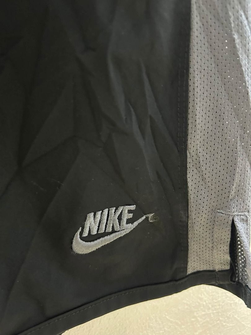 VINTAGE NIKE DRIFIT SHORT (Category: Activewear) located in Caloocan City. Submitted by j3ngsanity (Listing ID 1464928551, Image 3). Description: SIZE : 31-34x21x12.5 ISSUE : SOBRANG ONTENG WHITE PAINTSTAIN / MINIMAL LOOSE STITCH SA DULO NG LOGO.