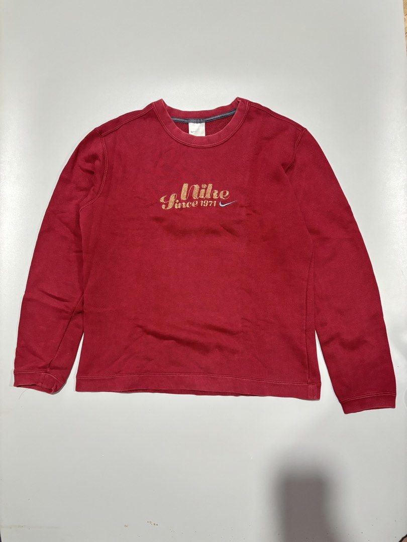 Vintage Nike Sweatshirt (Category: Coats, Jackets and Outerwear) located in Tacloban City. Submitted by katimmyroy (Listing ID 1464880039, Image 1). Description: Dimensions: 19x22.5 Size Small on tag Good Condition No flaws.