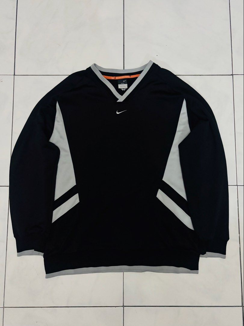 Vintage Nike V-neck Pullover Windbreaker Jacket (Category: Coats, Jackets and Outerwear) located in Calamba. Submitted by migo.cl (Listing ID 1464873104, Image 1). Description: - Size: L on tag - Condition: 9/10 / no issues - Dimes: L28 W21.5 - 1290 + sf - Negotiable (Selected items pero shoot your shot po!) The items are either thrifted or personal items. So please limit your expectations. The authenticity of our products is not 100% guaranteed 