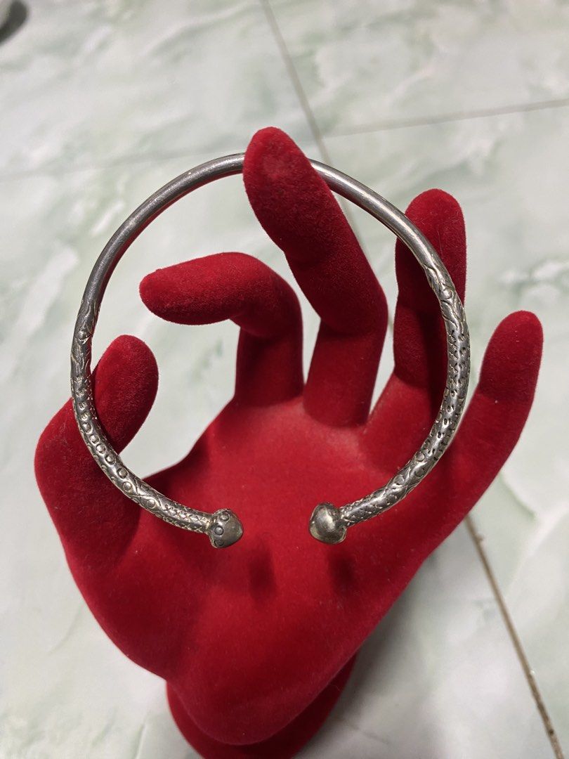 Vintage patterned silver open bangle bracelet (Category: Bracelets) located in Pasacao. Submitted by wengpullar37205 (Listing ID 1464924091, Image 2). Description: - Material: Solid silver with natural patina - Weight: 22.06 grams (verified on digital scale) - Design: Detailed texturing along the band and ball ends - Fit: Adjustable size that easily fits most wrists - Style: Classic vintage jewelry piece - Condition: Clean and ready to wear.