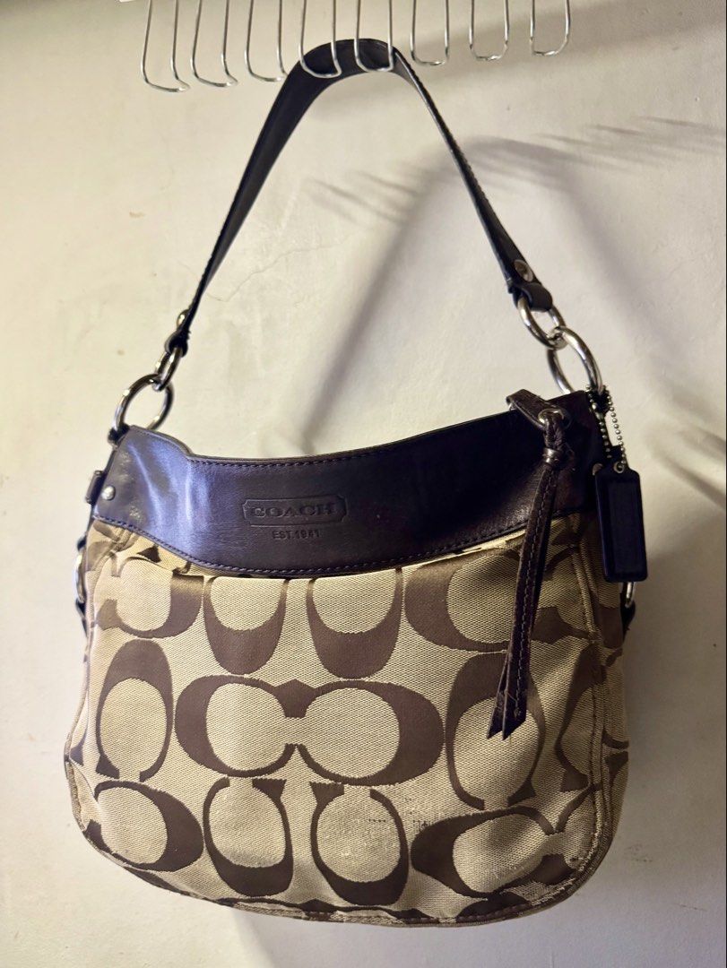 Vintage Zoe Coach Bag (Category: Luxury Bags & Wallets) located in Manila. Submitted by spottowearphbytiff (Listing ID 1464937755, Image 1). Description: honest issue: rubs minimal stains (was able to remove it).