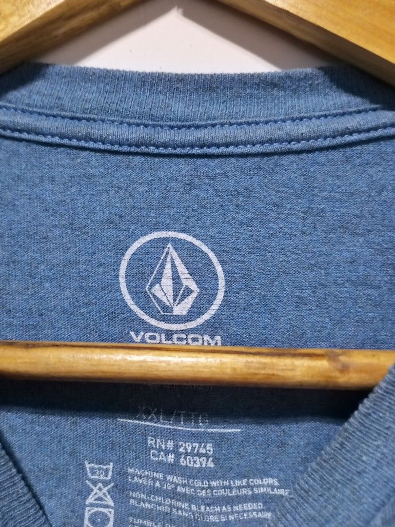 Volcom Blue Graphic Tee Size 2XL (Category: Tshirts & Polo Shirts ) located in Magdalena. Submitted by magdalenathrift20 (Listing ID 1464911067, Image 3). Description: - Brand: Volcom - Size: 2XL (26" chest width, 31" length) - Design: Blue heather with large chest graphic print, crew neck, short sleeves - Material: Comfortable standard cotton blend - Condition: Great for casual everyday wear.