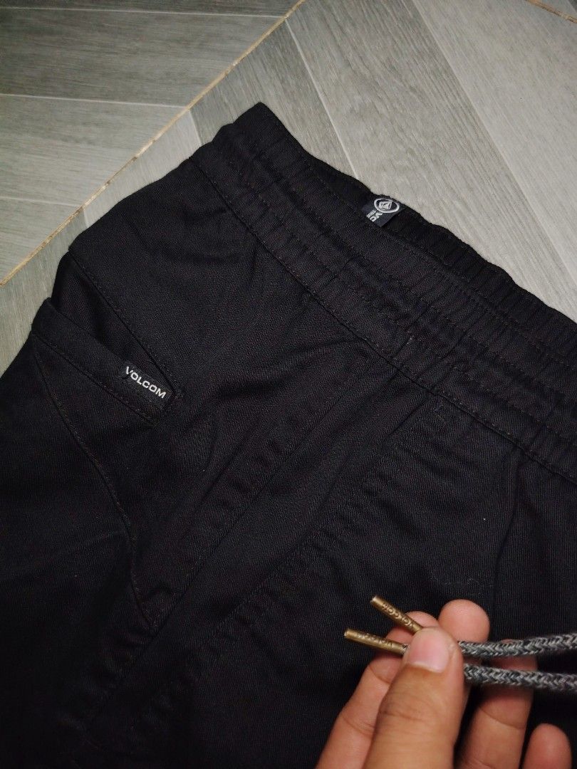 Volcom Jogger (Category: Joggers) located in Polomolok. Submitted by urfindsph (Listing ID 1464926898, Image 3). Description: Volcom Jogger Mega Black📍 Like New Size XL on Tag Actual 34-38 Length 43 No issue Pm sir.