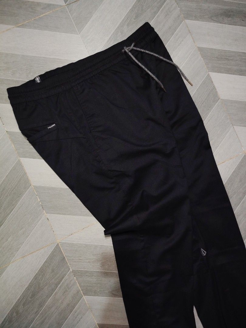 Volcom Jogger (Category: Joggers) located in Polomolok. Submitted by urfindsph (Listing ID 1464926898, Image 2). Description: Volcom Jogger Mega Black📍 Like New Size XL on Tag Actual 34-38 Length 43 No issue Pm sir.