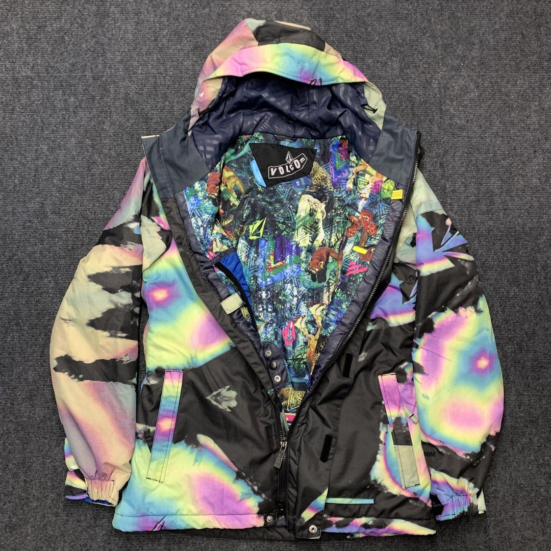 Volcom Snow Jacket Tie Dye Rainbow Size S (Category: Coats, Jackets and Outerwear) located in Imus. Submitted by la.wigginss0 (Listing ID 1464806600, Image 1). Description: - Brand: Volcom - Size: S (check tag for waterproof ratings) - Exterior: Eye-catching rainbow tie-dye print - Interior: Wild jungle animal and abstract print lining - Features: Attached hood, zip-up front with storm flap, secure pockets, and adjustable wrist cuffs - Condition/