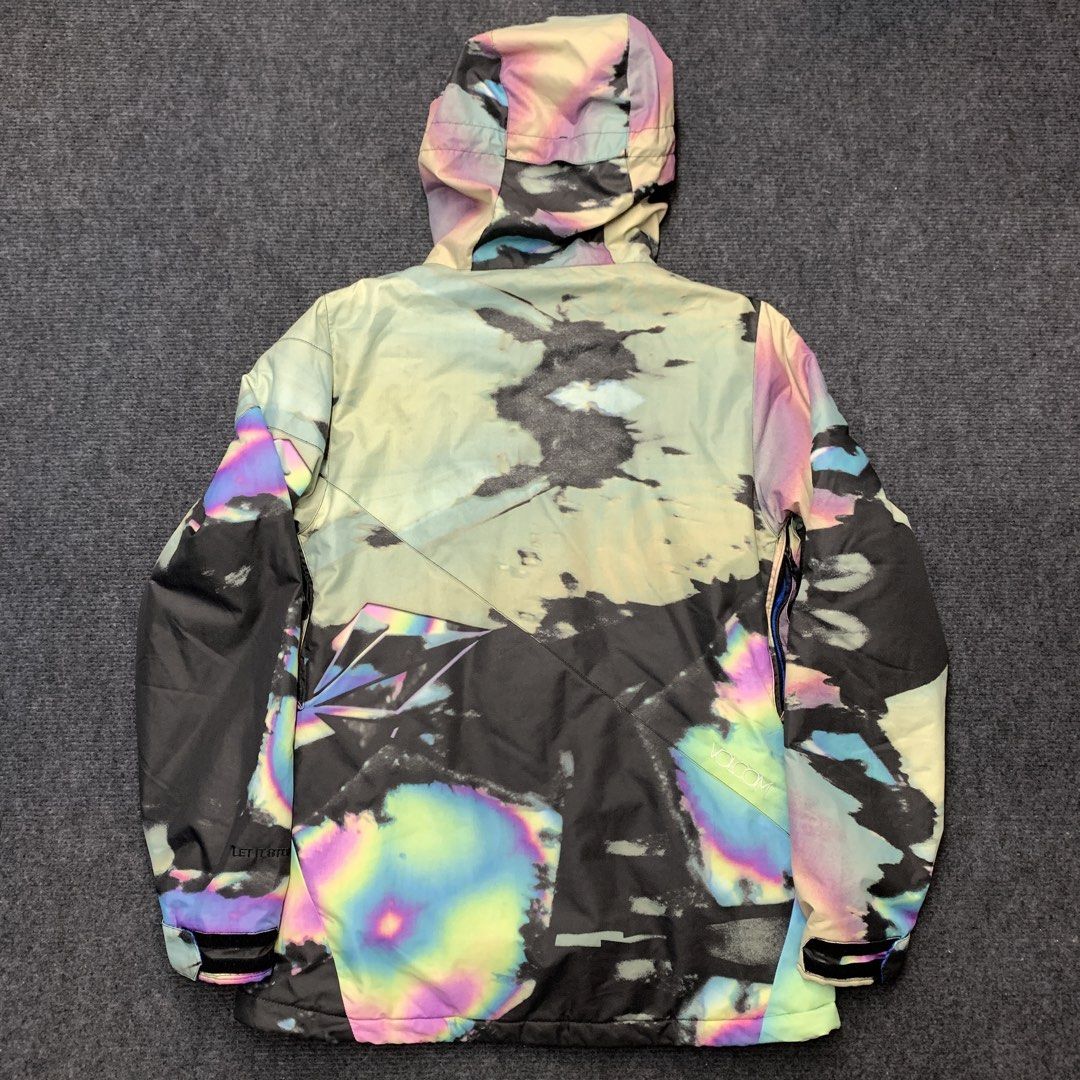 Volcom Snow Jacket Tie Dye Rainbow Size S (Category: Coats, Jackets and Outerwear) located in Imus. Submitted by la.wigginss0 (Listing ID 1464806600, Image 3). Description: - Brand: Volcom - Size: S (check tag for waterproof ratings) - Exterior: Eye-catching rainbow tie-dye print - Interior: Wild jungle animal and abstract print lining - Features: Attached hood, zip-up front with storm flap, secure pockets, and adjustable wrist cuffs - Condition/