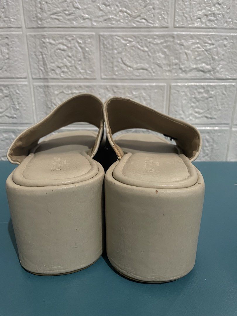 Wedge sandals (Category: Wedges) located in Manila. Submitted by xyluv (Listing ID 1464830056, Image 3). Description: Ilang beses lang nagamit kaya may konting bakbak na. Pwede pa ipa-repaint to look good as new..
