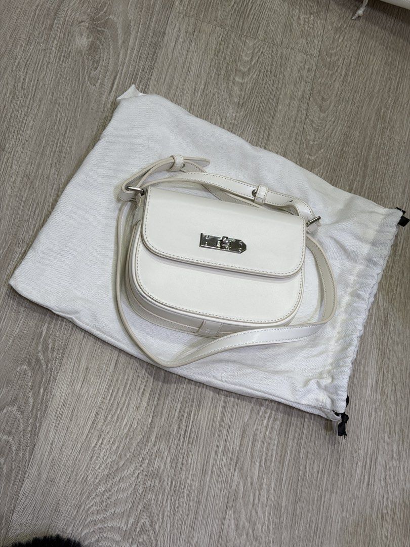 White crossbody bag (Category: Cross-body Bags) located in Taguig. Submitted by darjaromanova (Listing ID 1464811515, Image 2). Description: .