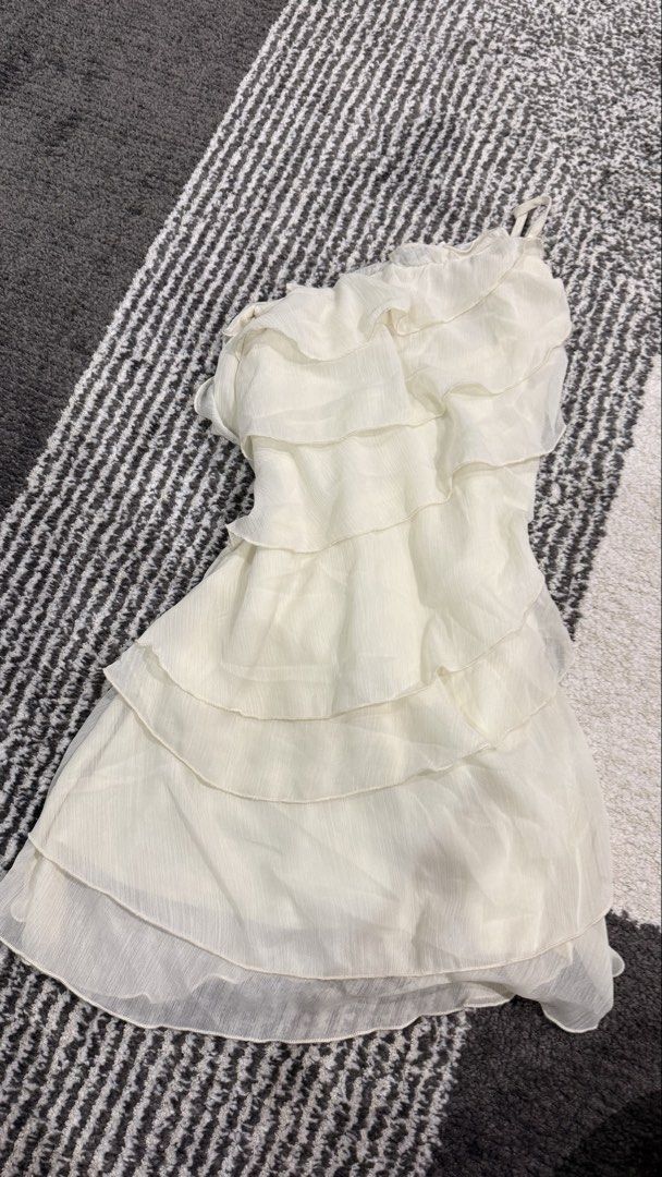 WHITE DRESSES (Category: Dresses) located in Cavite. Submitted by chizilvs (Listing ID 1464931184, Image 2). Description: BRAND NEW XS-Small SHIP VIA JNT/LALAMOVE CAN DO MEET UP : MAKATI/MANILA.