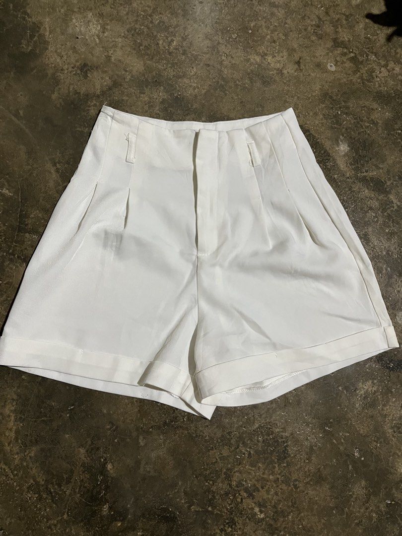 White high waisted pleated shorts (Category: Shorts) located in Nagcarlan. Submitted by young_gfclira (Listing ID 1464823822, Image 1). Description: - Color: White - Fit: High waist with structured pleated front - Hem: Folded cuffs - Sizing: Size tag missing, estimated fit in details - Styling: Pairs perfectly with crop tops and basic tees.