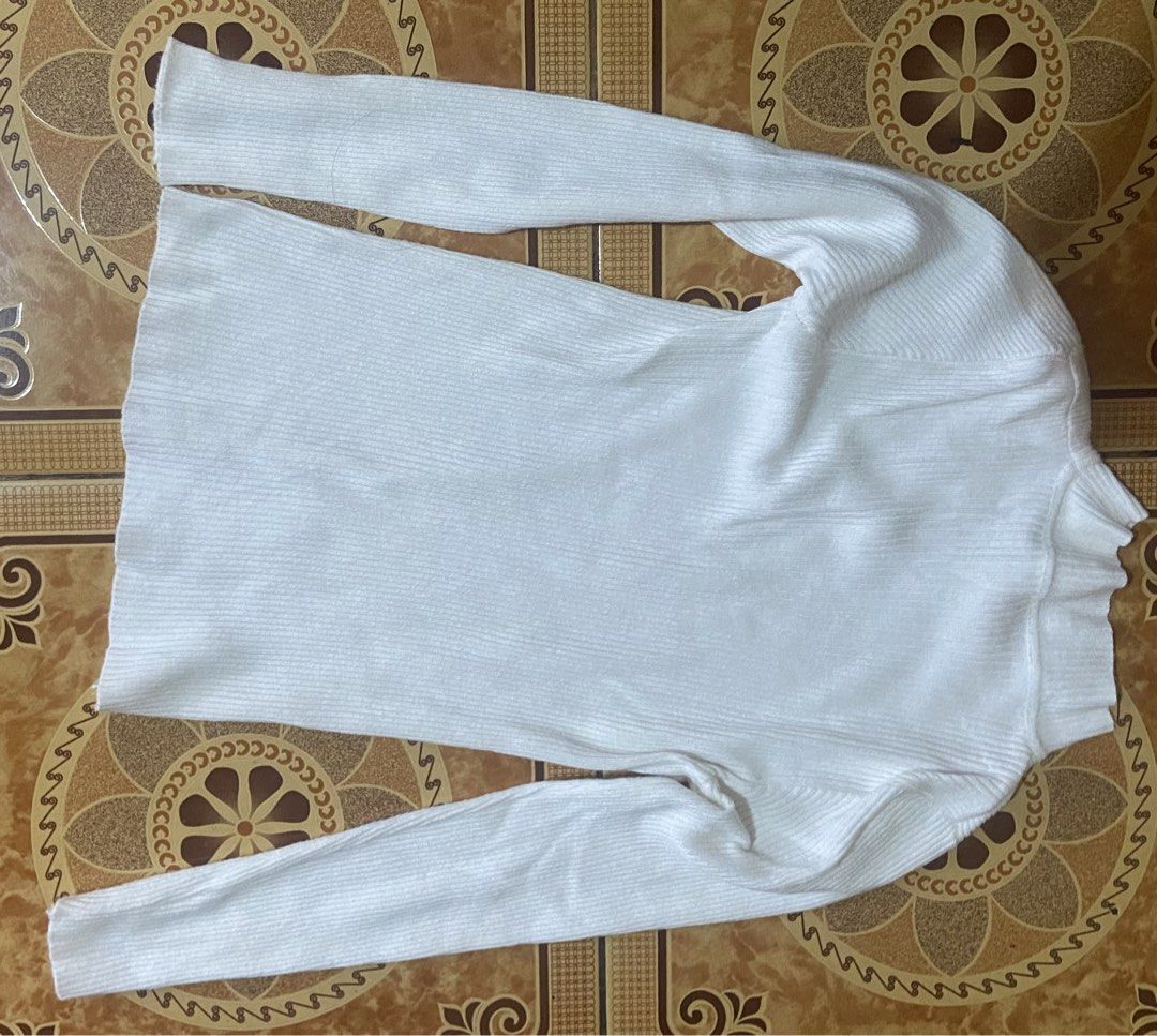 White ribbed long sleeve turtleneck top (Category: Longsleeves) located in Baguio. Submitted by sasissey (Listing ID 1464903079, Image 3). Description: - Color: White - Style: Slim fit ribbed knit top with long sleeves and mock neck - Material: Stretchy, comfortable fabric - Versatility: Perfect daily basic for layering under jackets or cardigans - Condition: Excellent.