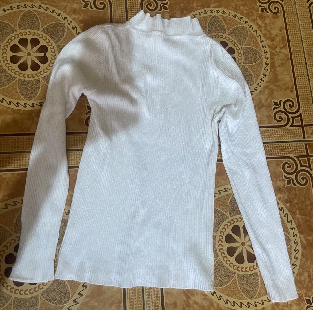 White ribbed long sleeve turtleneck top (Category: Longsleeves) located in Baguio. Submitted by sasissey (Listing ID 1464903079, Image 1). Description: - Color: White - Style: Slim fit ribbed knit top with long sleeves and mock neck - Material: Stretchy, comfortable fabric - Versatility: Perfect daily basic for layering under jackets or cardigans - Condition: Excellent.