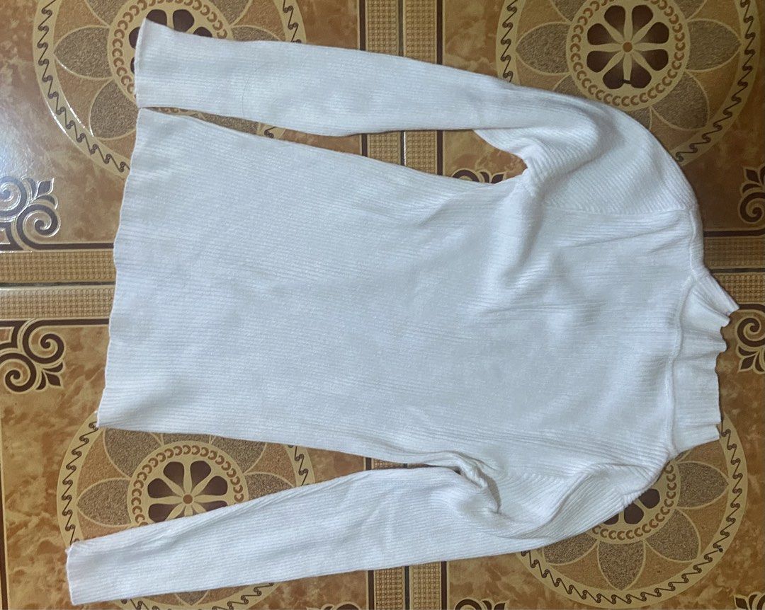 White ribbed long sleeve turtleneck top (Category: Longsleeves) located in Baguio. Submitted by sasissey (Listing ID 1464903079, Image 2). Description: - Color: White - Style: Slim fit ribbed knit top with long sleeves and mock neck - Material: Stretchy, comfortable fabric - Versatility: Perfect daily basic for layering under jackets or cardigans - Condition: Excellent.