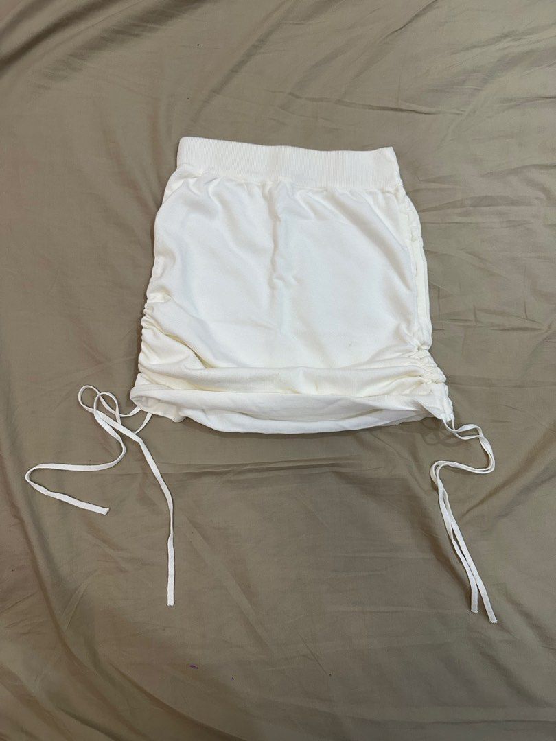 white skirt (Category: Skirts) located in Cainta. Submitted by mariacarpio_ (Listing ID 1464776072, Image 2). Description: .