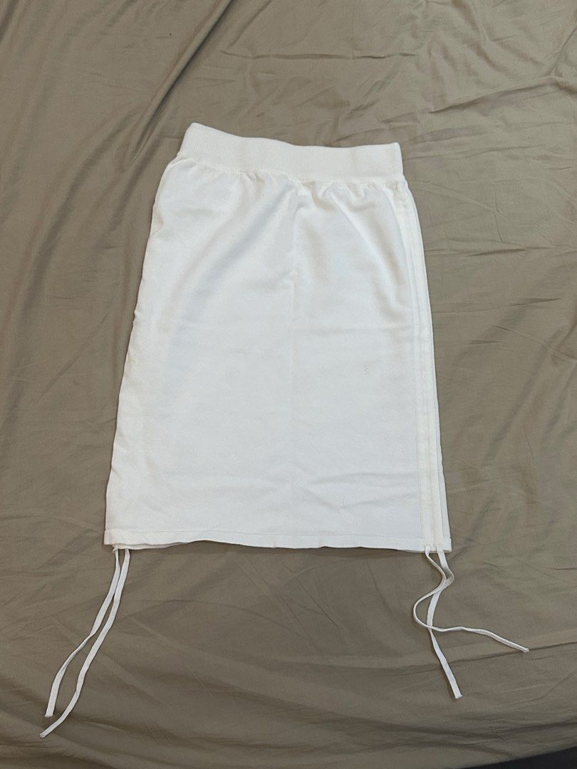 white skirt (Category: Skirts) located in Cainta. Submitted by mariacarpio_ (Listing ID 1464776072, Image 1). Description: .