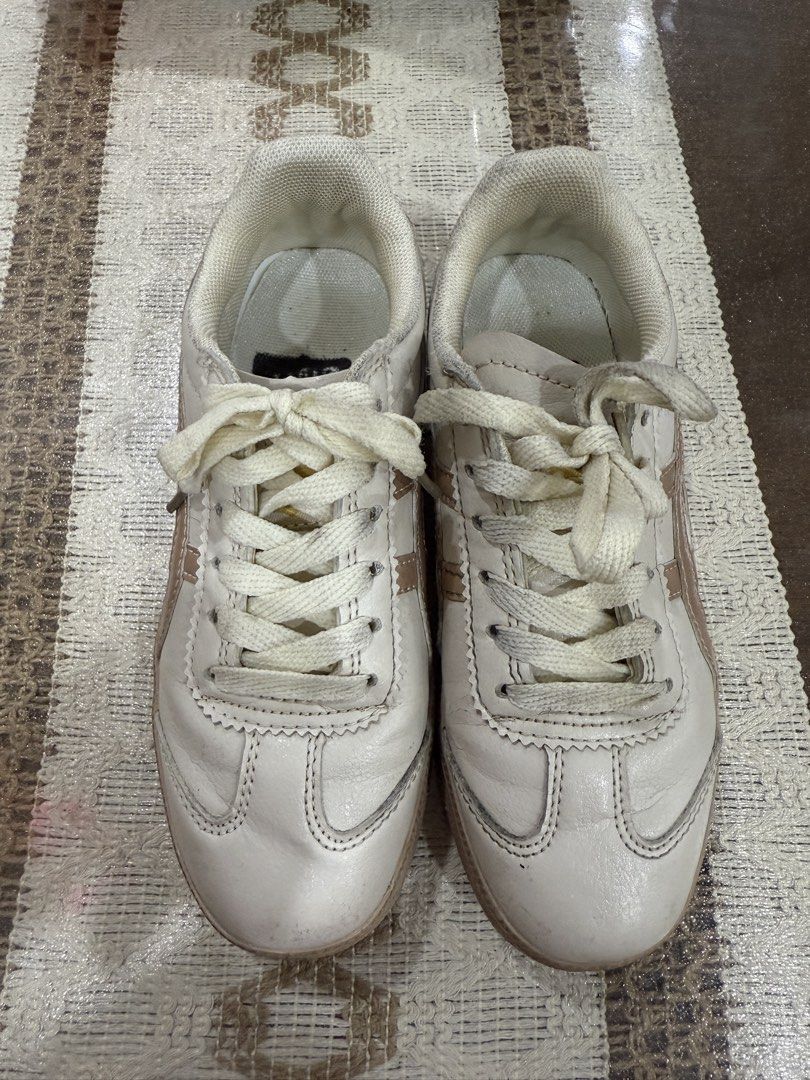 White sneaker kid shoes (Category: Babies & Kids Fashion) located in Binan City. Submitted by 11ellajura17512 (Listing ID 1464908716, Image 1). Description: sneaker white shoes Onits inspired Size 32euro (21cm) Barely used kaya like brandnew For the wash lng and lace,other than that oks na oks.