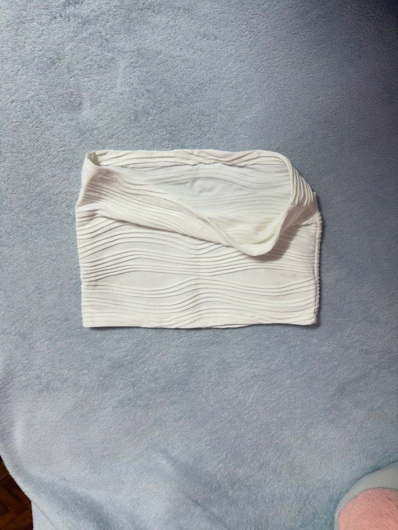 White Tube Top with Wave Rib Texture (Category: Sleeveless) located in Antipolo. Submitted by hiekeyana (Listing ID 1464786638, Image 2). Description: .