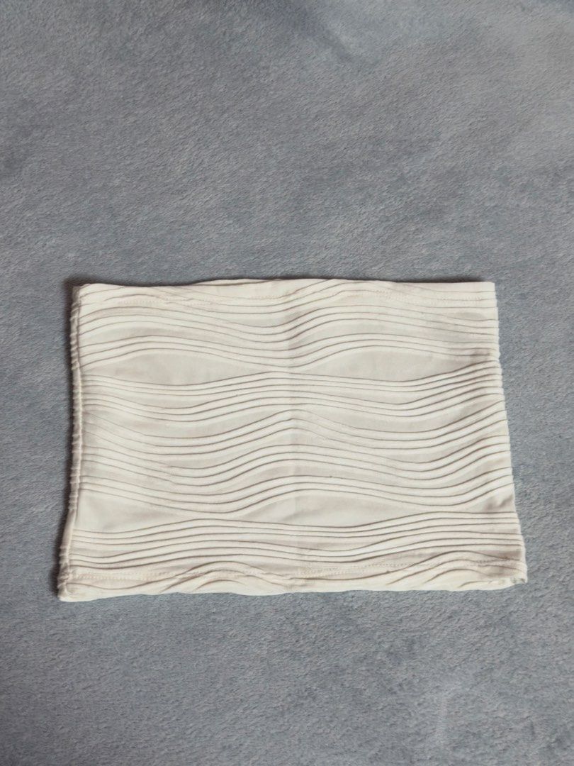White Tube Top with Wave Rib Texture (Category: Sleeveless) located in Antipolo. Submitted by hiekeyana (Listing ID 1464786638, Image 1). Description: .