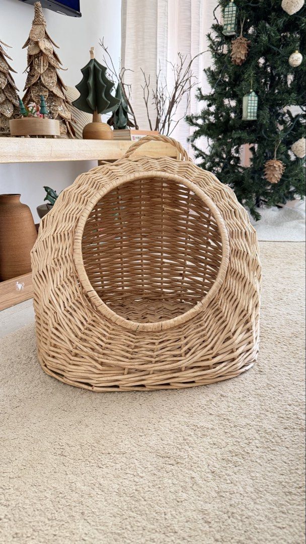 Wicker Cat Bed Cave Basket (Category: Storage Boxes & Baskets) located in Manila. Submitted by pinklilo (Listing ID 1464800001, Image 1). Description: pick up via lalamove only.