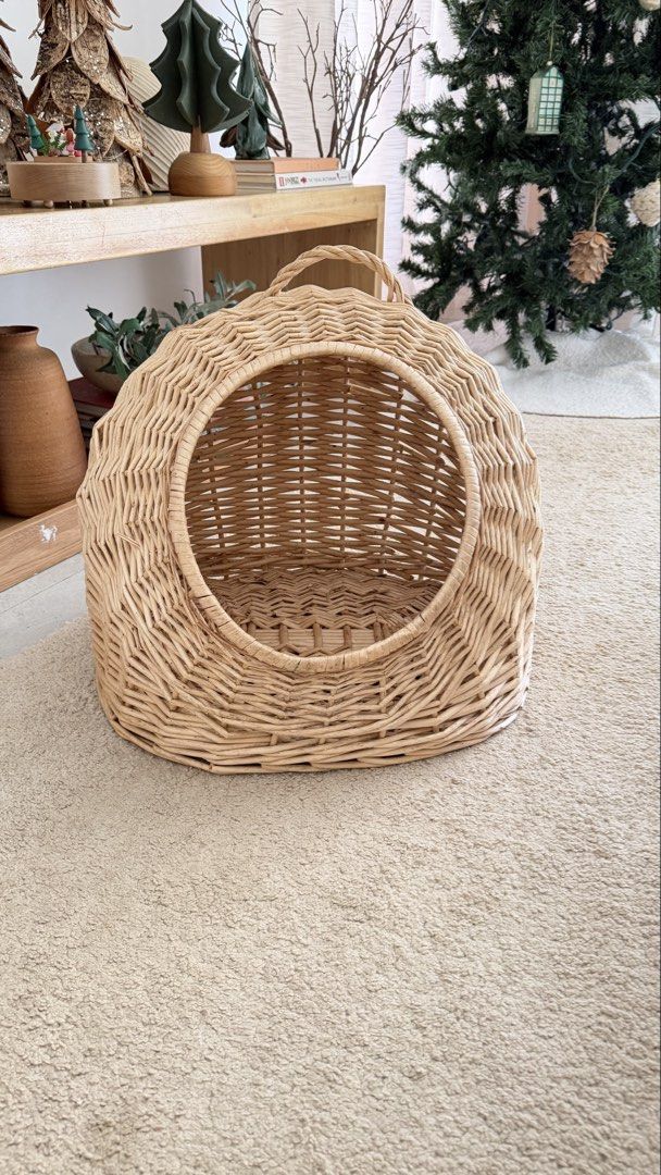 Wicker Cat Bed Cave Basket (Category: Storage Boxes & Baskets) located in Manila. Submitted by pinklilo (Listing ID 1464800001, Image 2). Description: pick up via lalamove only.