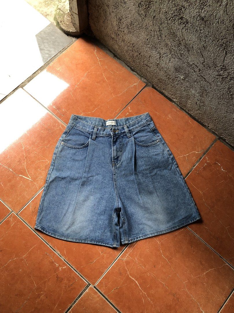Wideleg jorts (Category: Shorts) located in Bacolod City. Submitted by g.thrift (Listing ID 1464933996, Image 1). Description: Brand:3/4 three quarter Relaxed wideleg blue wash jorts •Excellent Condition •Hard/heavy •No issues 10/10 •Waist 28-31 •Thigh 15 •Length 20.5 •Leg opening 14 •Price 380🛒.