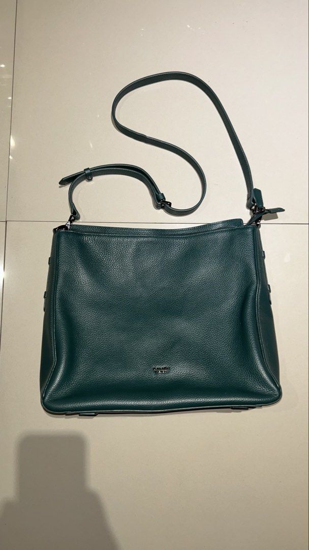 Women’s Strap Bag (Category: Cross-body Bags) located in Manila. Submitted by mkymcfly (Listing ID 1464898170, Image 1). Description: Selling my mom’s bag used once but good as new! Price is Negotiable Location: North Caloocan.
