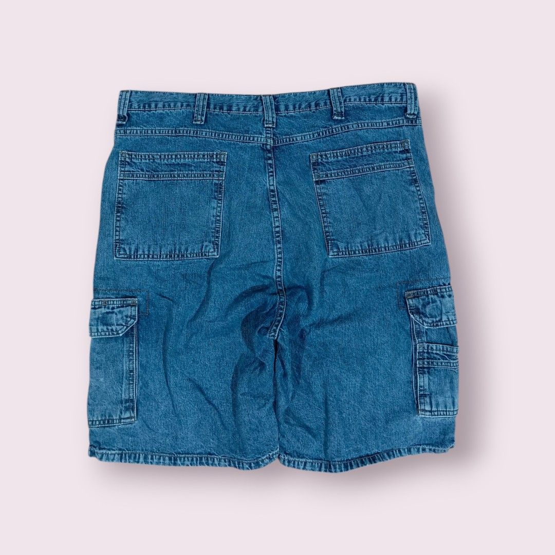 WRANGLER CARGO UTILITY JORTS (Category: Shorts) located in Banga. Submitted by astroboy.thrifts (Listing ID 1464893585, Image 2). Description: size 38 length 25 hem 12 issue stain & need wash.