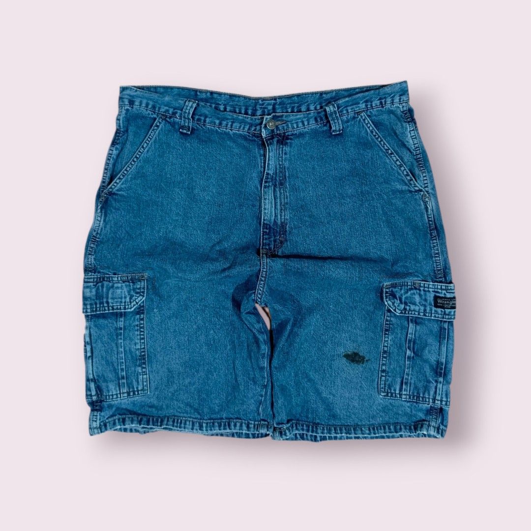 WRANGLER CARGO UTILITY JORTS (Category: Shorts) located in Banga. Submitted by astroboy.thrifts (Listing ID 1464893585, Image 1). Description: size 38 length 25 hem 12 issue stain & need wash.