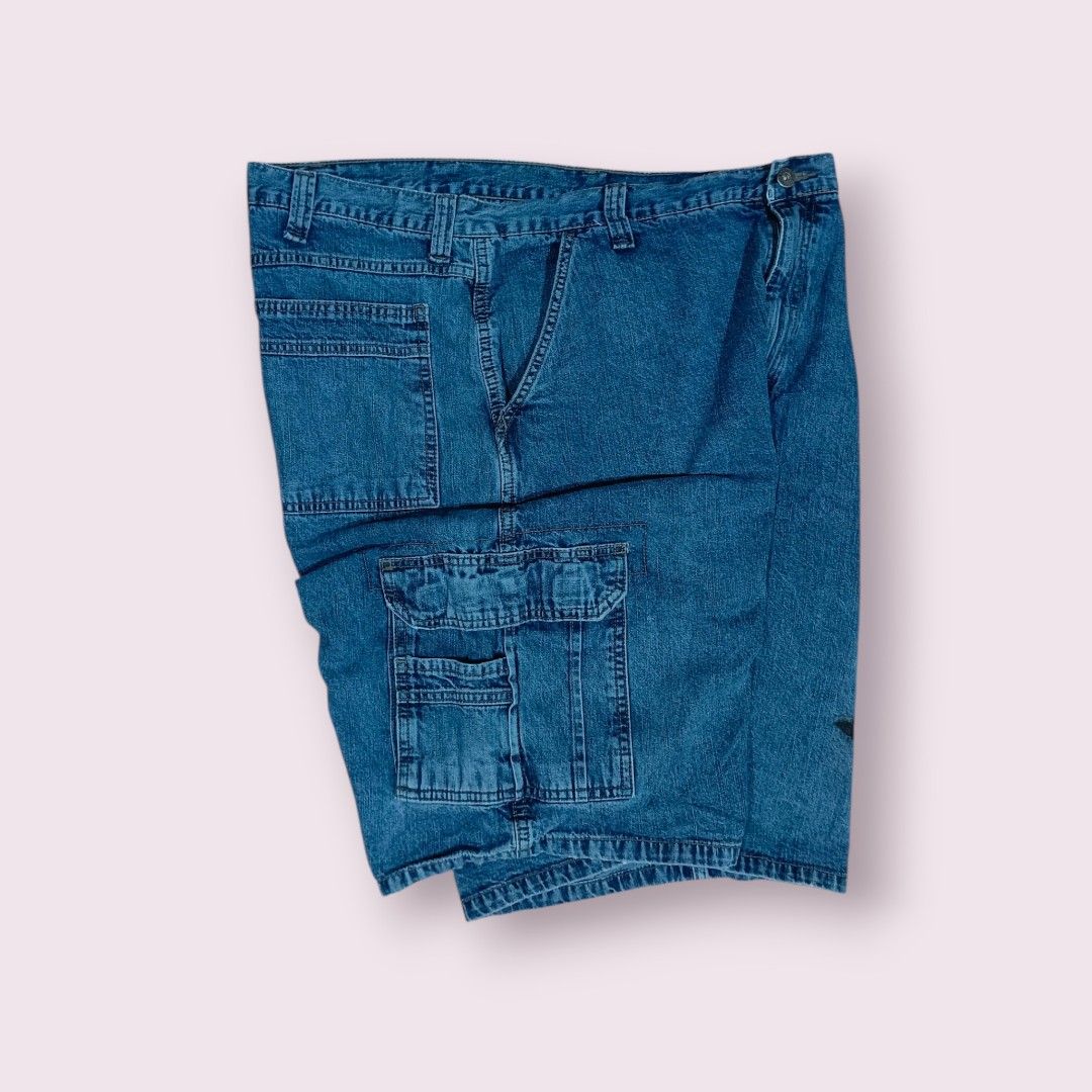 WRANGLER CARGO UTILITY JORTS (Category: Shorts) located in Banga. Submitted by astroboy.thrifts (Listing ID 1464893585, Image 3). Description: size 38 length 25 hem 12 issue stain & need wash.