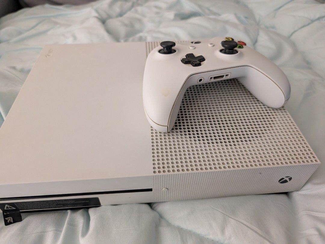 Xbox One S Console (Category: Xbox) located in Pasig City. Submitted by eldiyu (Listing ID 1464572260, Image 1). Description: - White Xbox One S 500gb - working, no issues - with 1 controller - RFS: Not being used.